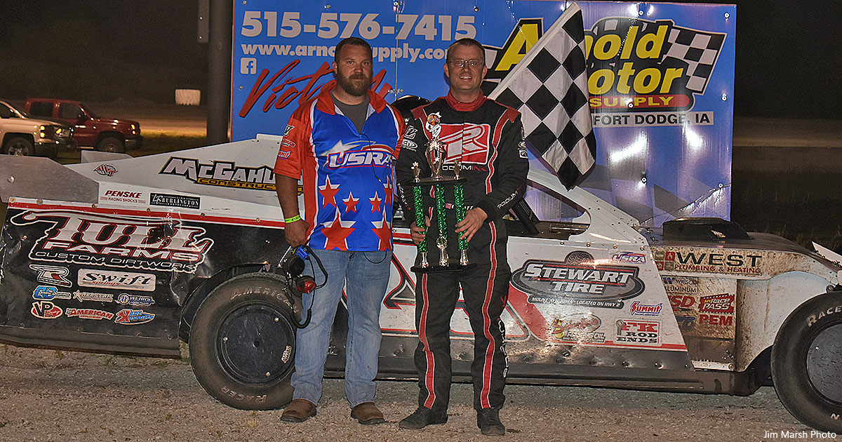 Dennis Elliott won the USRA Modified main event.